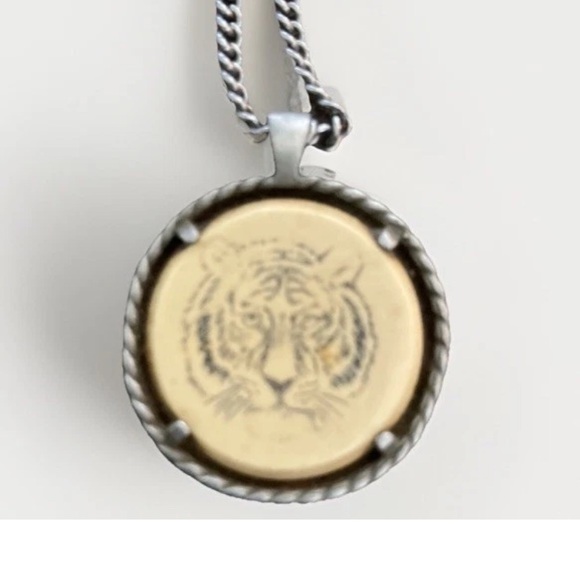 Vintage Avon Silver Tone Bengal Tiger 18 inch Chain Men Women - Picture 2 of 3